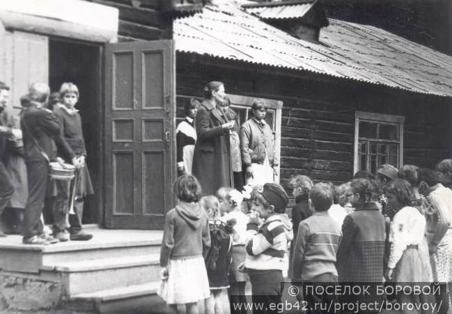 Линейка в пришкольном лагере перед зданием школы по улице Петрозаводская. Фотография 70-х годов. 