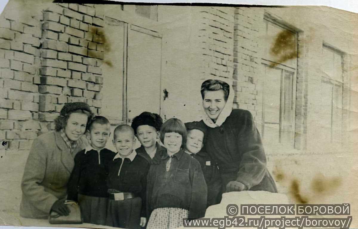 Группа ребят детского дома со старшей пионервожатой Серафимой Ивановной и воспитательницей Еленой Семеновной