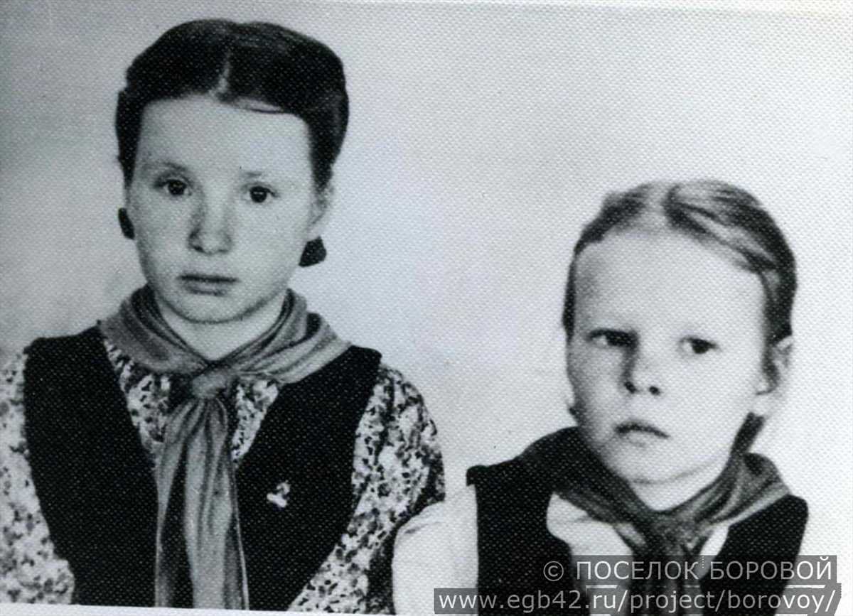 Валя и Тамара Белоусовы (сестры) 1947 год